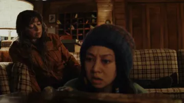 Levi's Skin­ny Jeans worn by Charlie Cale (Natasha Lyonne) as seen in Poker Face (S01E09)