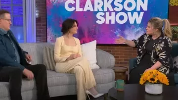 Chaqueta abotonada recortada de Anna Quan usada por Jenny Slate como se ve en The Kelly Clarkson Show el 28 de febrero de 2023