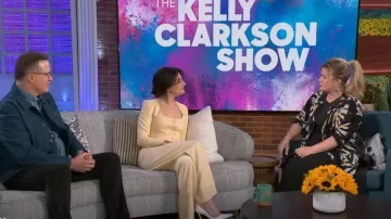 Anna Quan Stevie Pantalones plisados de pierna ancha usados por Jenny Slate como se ve en The Kelly Clarkson Show el 28 de febrero de 2023
