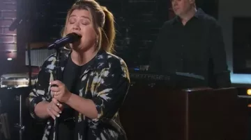 Una cucharadita de camisa de palangre de flor de tormenta impresa a mano usada por Kelly Clarkson como se ve en The Kelly Clarkson Show el 28 de febrero de 2023