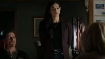 Teoría Carissa Blazer en morera usada por la detective Serena Chávez (Ariana Guerra) como se ve en CSI: Vegas (S02E16)