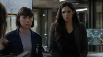 Theory Black Good Wool Etiennette Blazer usado por la detective Serena Chavez (Ariana Guerra) como se ve en CSI: Vegas (S02E16)