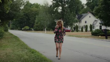 Jimmy Choo Love 100 Patent Pumps worn by Charlie Cale (Natasha Lyonne) as seen in Poker Face (S01E10)