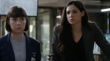 Suéter de cuello en V de teoría en lana real usado por la detective Serena Chávez (Ariana Guerra) como se ve en CSI: Vegas (S02E16)