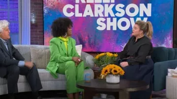 Christopher John Rogers Pantalones cónicos de lana plisada usados por Novi Brown como se ve en The Kelly Clarkson Show el 1 de marzo de 2023