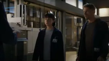 C By Bloomingdale's Cashmere Cable Pointelle Knit Cashmere Sweater usado por Penny Gill (Sarah Gilman) como se ve en CSI: Vegas (S02E16)