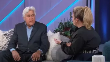 Cinturón ancho de monograma usado por Kelly Clarkson como se ve en The Kelly Clarkson Show el 1 de marzo de 2023