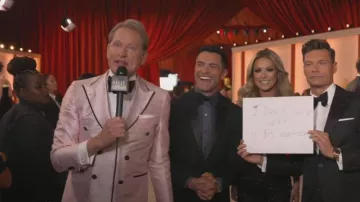 La veste James à double poitrine de Hadleigh portée par Carson Kressley comme on le voit en LIVE avec Kelly et Rayan le 13 mars 2023