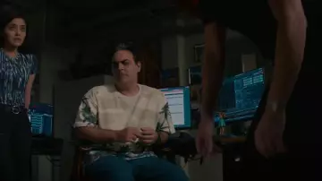 INC International Concepts Lime Twist Tropical Print Chemise pour homme portée par Ernie Malik (Jason Antoon) comme vu dans NCIS: Hawai’i (S02E16)