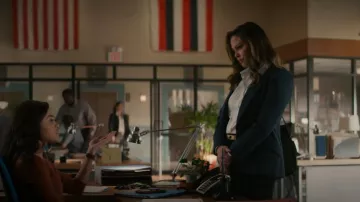 Alexander Mcqueen Pinstripe Peak Shield Blazer Chaqueta usada por Jane Tennant (Vanessa Minnillo) como se ve en NCIS: Hawai'i (S02E16)