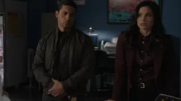 Camisa de satén con costuras de teoría usada por Jessica Knight (Katrina Law) como se ve en NCIS (S20E16)