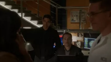Allsaints Brace Tonic Crew Tee usada por Nick Torres (Wilmer Valderrama) como se ve en NCIS (S20E16)