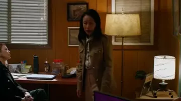 Banana Republic Voyage Jacket porté par Mei-Li Shen (Kheng Hua Tan) vu dans Kung Fu (S03E11)