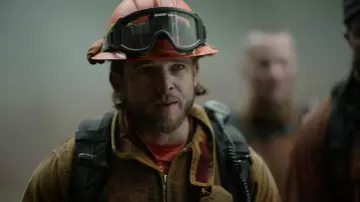 Gafas de protección ESS usadas por Bode Donovan (Max Thieriot) como se ve en Fire Country (S01E16)