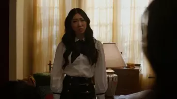 Alice + Olivia Sharen Puff Sleeve Bow Neck Button Chemisier porté par Althea Shen (Shannon Dang) vu dans Kung Fu (S03E13)