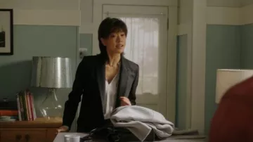 Theory Pinstripe Boy Jacket porté par Katherine Saville (Grace Park) comme on le voit dans A Million Little Things (S05E05)