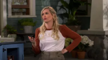 Veronica Beard Mason Baseball Tee porté par Gemma Johnson (Beth Behrs) comme on le voit dans The Neighborhood (S05E15)