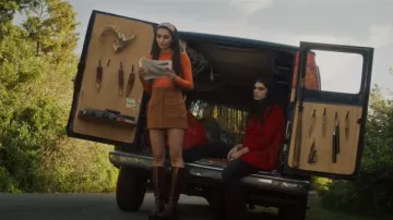 Jeffrey Campbell Les bottes de groupe portées par Latika Desai (Nida Khurshid) comme on le voit dans The Winchesters (S01E10)