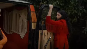 Schott Red Fringed Jacket porté par Carlos Cervantes (Jojo Fleites) comme on le voit dans The Winchesters (S01E10)