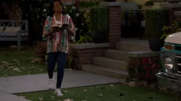 Zapatillas Adidas Superstar usadas por Tina Butler (Tichina Arnold) como se ve en The Neighborhood (S05E15)
