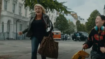 Bolso de hombro de cuero con estampado de vaca Sailor Sailor Topshop en Multi usado por Costello Jones (Daisy May Cooper) como se ve en Rain Dogs (S01E01)