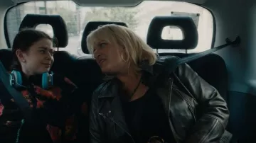 Allsaints Billie Oversized Leather Biker Jacket usada por Costello Jones (Daisy May Cooper) como se ve en Rain Dogs (S01E01)