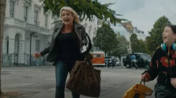 Asos Design Oversized Faux Fur Tote Bag con estampado de monograma en marrón usado por Costello Jones (Daisy May Cooper) como se ve en Rain Dogs (S01E01)