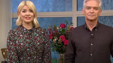 Boden Tie Neck Shirt Vestido usado por Holly Willoughby como se ve en This Morning el 7 de marzo de 2023