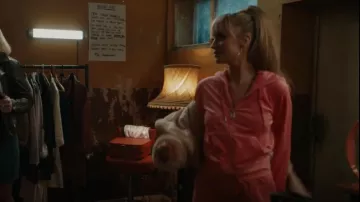 Sudadera con capucha Juicy Couture Full Zip Velour usada por Anna Andresen como se ve en Rain Dogs (S01E02)
