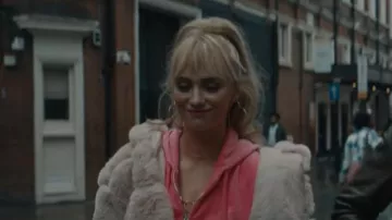 Pendientes de aro de corazón de Asos usados por Anna Andresen como se ve en Rain Dogs (S01E02)