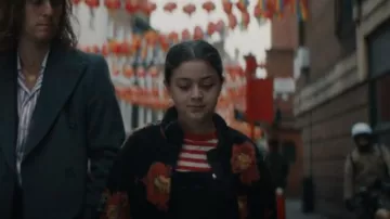 Camiseta de algodón de H&M usada por Iris (Fleur Tashjian) como se ve en Rain Dogs (S01E02)