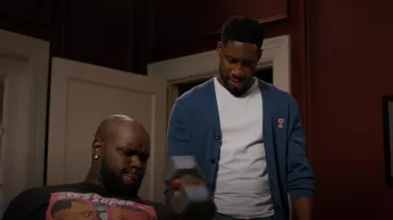 Ami Paris Ami De Coeur Interlock Knit Wool Cardigan Blue usado por Anthony (Aaron Jennings) como se ve en Grand Crew (S01E01)