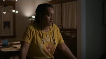 Billabong Warm Waves Lazy Days Boyfriend camiseta usada por Abbie (Bethlehem Million) como se ve en The Good Doctor (S06E16)