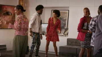 Derek Lam 10 Crosby Talia Floral Imprimé Mini Dres porté par Kim (Gabrielle Lane) vu dans Grand Crew (S01E01)