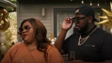 Gafas de sol Dita Eyewear Narcissus usadas por Nicky (Nicole Byer) como se ve en Grand Crew (S01E01)