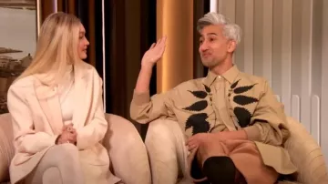 Alexander McQueen Nettle Camisa de bordado usada por Tan France como se ve en The Drew Barrymore Show el 6 de marzo de 2023