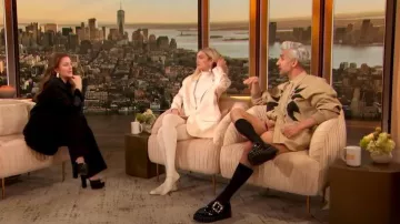 Roger Vivier Viv Rangers Hebilla Mocasines de charol usados por Tan France como se ve en The Drew Barrymore Show el 6 de marzo de 2023