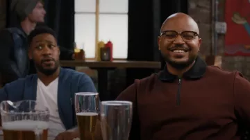 Theory Tech Polo In Studio Piqué usado por Wyatt (Justin Cunningham) como se ve en Grand Crew (S01E01)