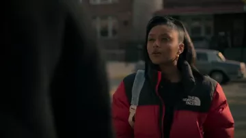 El abrigo de copa Brumal de North Face Warm usado por Raquel Thomas (Patina Miller) como se ve en Power Book III: Raising Kanan (S02E07)