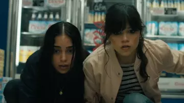 La veste rose en velours côtelé portée par Tara Carpenter (Jenna Ortega) dans Scream VI