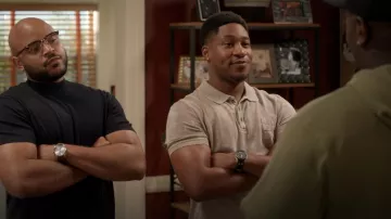 Guess Cotton Farley Polo en gris usado por Anthony (Aaron Jennings) como se ve en Grand Crew (S01E02)