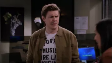 Imogen + Willie The Support Live Music Tee porté par Jesse (Chris Lowell) comme on le voit dans How I Met Your Father (S02E08)