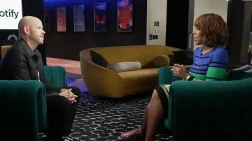 Alexander McQueen Oversize Glitter Sneaker usado por Gayle King como se ve en CBS Mornings el 8 de marzo de 2023