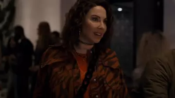 Zara Print­ed Jack­et worn by Brenda (Whitney Cummings) as seen in Accused (S01E07)