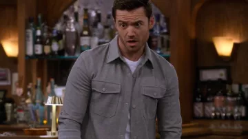 Camiseta Zara Comfort usada por Charlie (Tom Ainsley) como se ve en How I Met Your Father (S02E08)