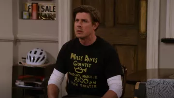 TSC Miles Davis Quintet T Shirt porté par Jesse (Chris Lowell) comme on le voit dans How I Met Your Father (S02E08)