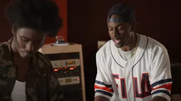 Fila T-shirt Fi­la Base­ball Jer­sey worn by Uyoata Udi as seen in Wu-Tang: An American Saga (S03E01)