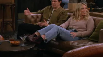 Botte en cuir gaufrée Rag & Bone Hazel portée par Sophie (Hilary Duff) comme on le voit dans How I Met Your Father (S02E08)