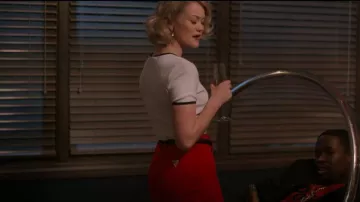 Guess Tama­ra High-Rise Skin­ny Jeans worn by Monica Lynch (Jill Flint) as seen in Wu-Tang: An American Saga (S03E01)