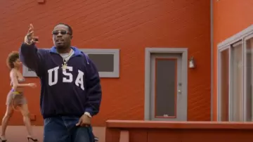 Polo Ralph Lauren Superman USA Fleece usado por Sha Raider (Shameik Moore) como se ve en Wu-Tang: An American Saga (S03E01)